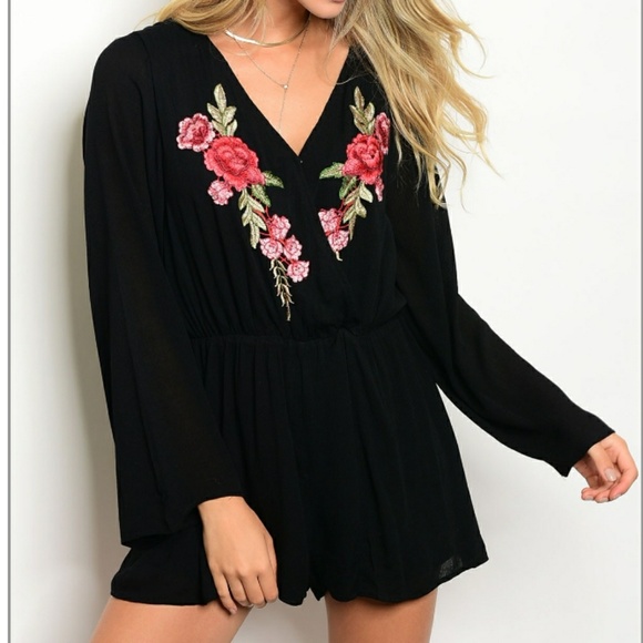 WOW SALE!! Sz. L ♥️HP♥️NWOT Black flower romper!! - Picture 2 of 5